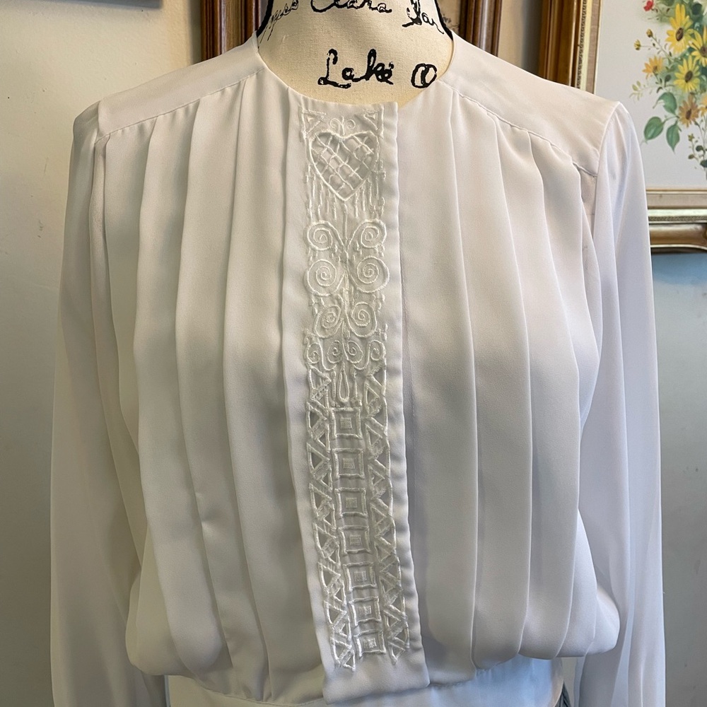 VINTAGE Elegant White Embroidered Women's Top size L